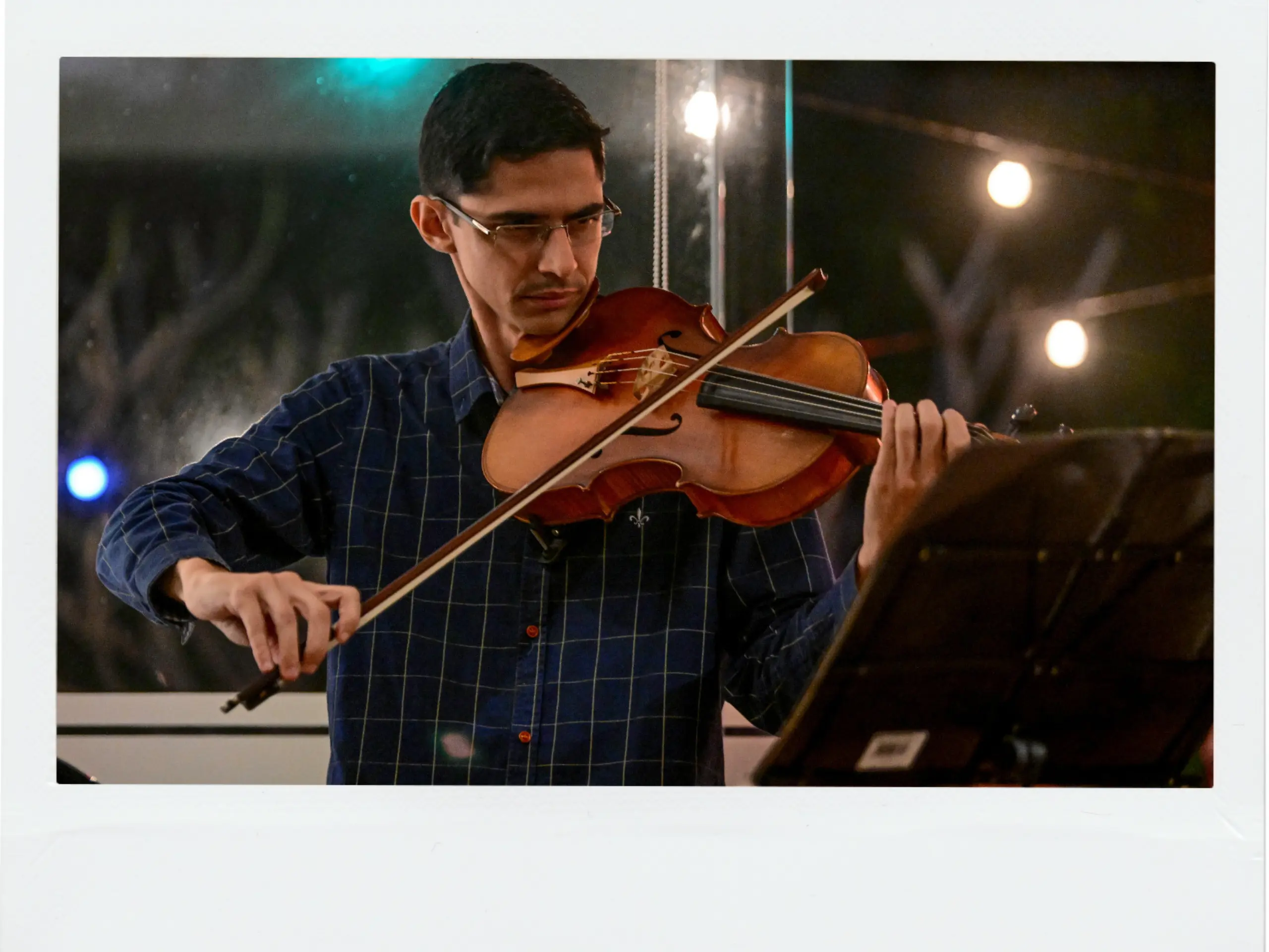 Lucas tocando violino - Sessão 3