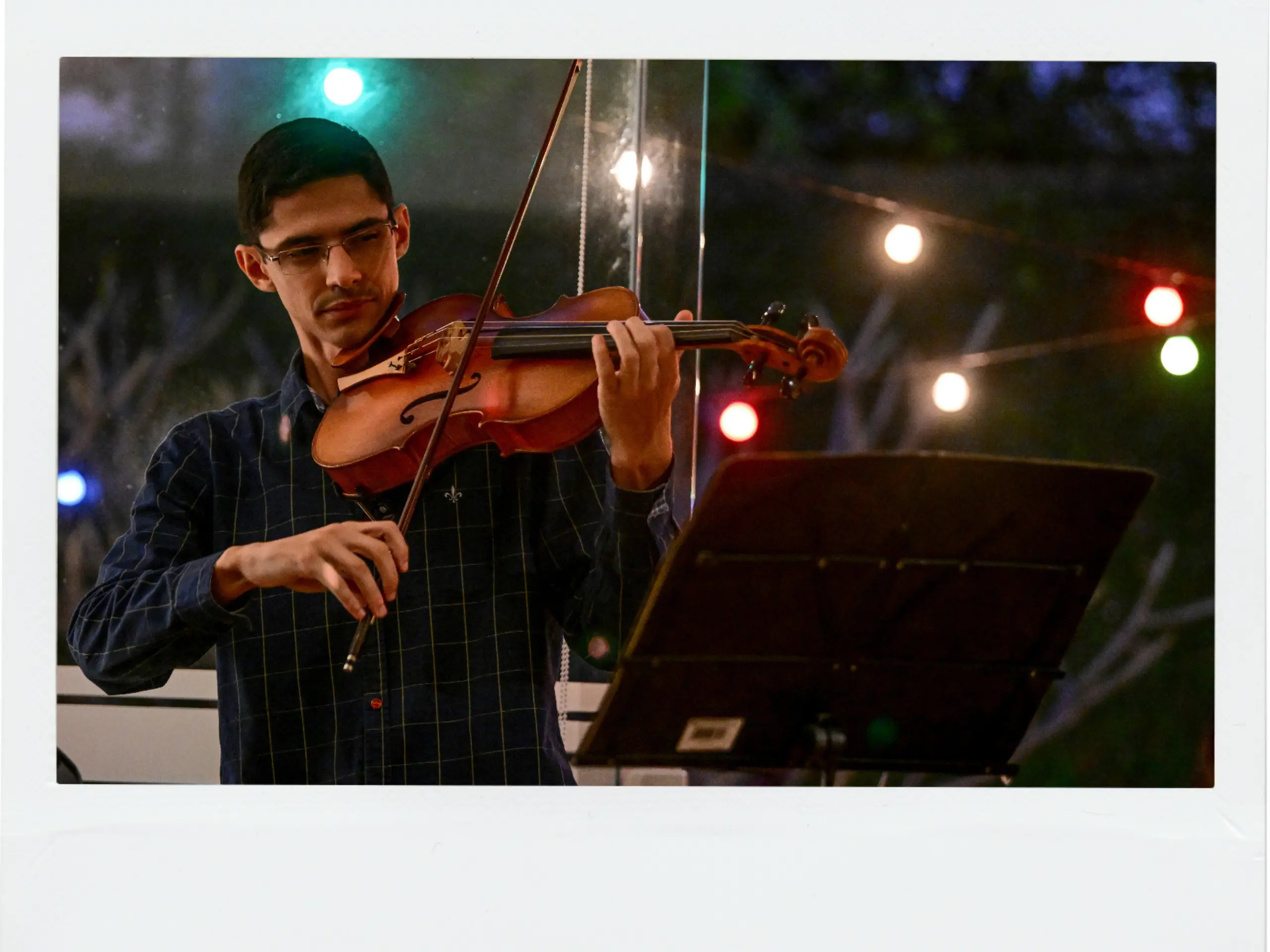 Lucas tocando violino - Sessão 4